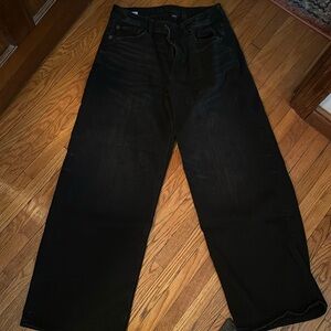 American Eagle stretch wide leg jean in black. Size 8 short. Worn once!